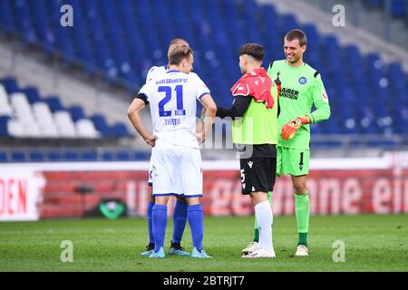 Hannover, Deutschland. 27. Mai 2020. Nach dem Spiel: Von links nach rechts Marco Thiede (KSC), David Pisot (KSC), Ex-KSC-Spieler Florent Muslija (Hannover 96), Torwart Benjamin Uphoff (KSC). GES/Football/2. Bundesliga: Hannover 96 - Karlsruher SC, 27. Mai 2020 Fußball/Fußball: 2. Liga: Hannover 96 gegen Karlsruher Sport-Club, Hannover, 27. Mai 2020 Verwendung weltweit Quelle: dpa/Alamy Live News Stockfoto