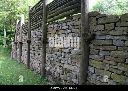 Rekonstruktion der keltischen Stadtmauer bei Finsterlohr Stockfoto