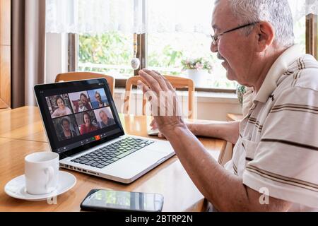 Antalya, TÜRKEI - 27. Mai 2020. Alter Mann mit Zoom-Videokonferenz-Anruf mit seiner Familie über Computer. Bleiben Sie zu Hause Konzept während Coronavirus PAN Stockfoto