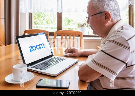 Antalya, TÜRKEI - 27. Mai 2020. Laptop mit Logo der Zoom Cloud Meetings-App. Stockfoto