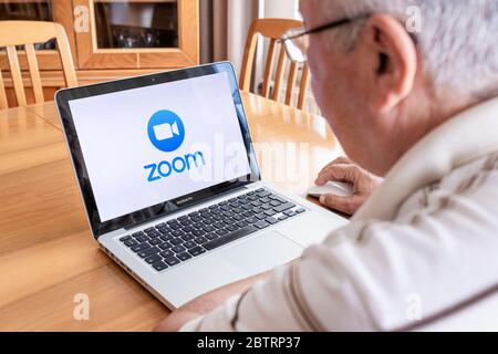 Antalya, TÜRKEI - 27. Mai 2020. Laptop mit Logo der Zoom Cloud Meetings-App. Stockfoto