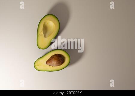 Reife Avocado-Frucht, in zwei Hälften geschnitten. Draufsicht. Kopierbereich Stockfoto