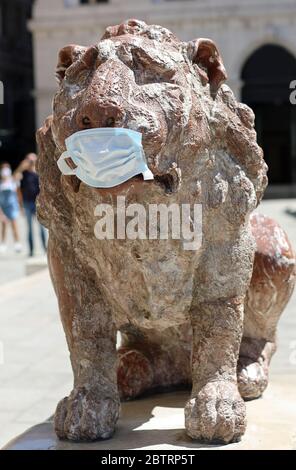Lustige Statue des Löwen in Venedig in Surgical Mask während der Sperrung durch Corona-Virus in Italien Stockfoto