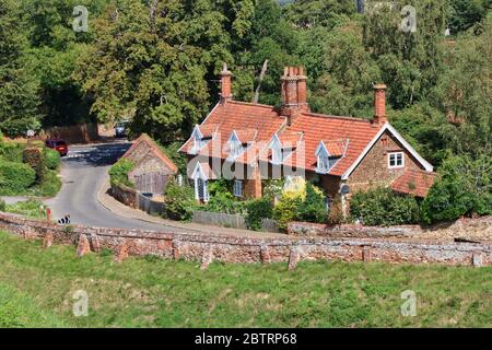 Traditionelle Steinpfannen geflieste Hütten an der Seite der Lynn Road Castle Rising in Norfolk aus einer erhöhten Position genommen Stockfoto