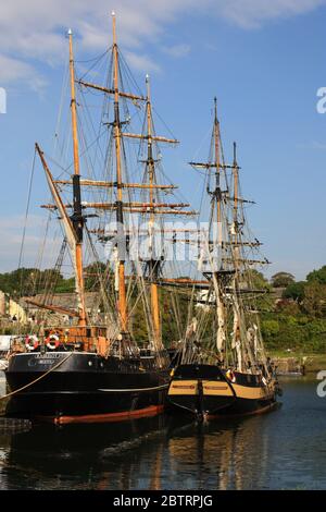 Ein Paar Segelboote, die im Hafen von Charlestown in der Nähe von St Austell, Cornwall, England, anlegen. Stockfoto