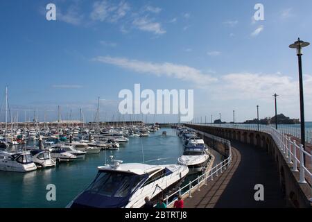 Elizabeth Marina und Elizabeth Castle, St Helier, Jersey, Channel Islands Stockfoto