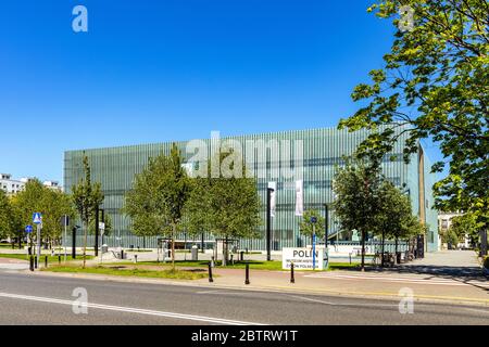 Warschau, Mazovia / Polen - 2020/05/10: Panorama-Ansicht des POLIN-Museums für Geschichte der polnischen Juden im historischen jüdischen Ghetto-Viertel im Stadtzentrum Stockfoto