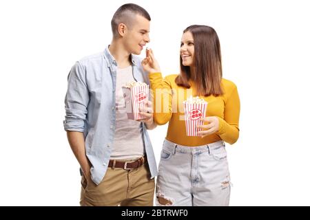 Freundin geben Popcorn zu einem Freund isoliert auf weißem Hintergrund Stockfoto