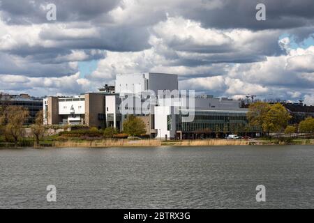 Oopperatalo - Heimat der finnischen Nationaloper und des Balletts - von Töölönlahti Bay in Helsinki, Finnland Stockfoto