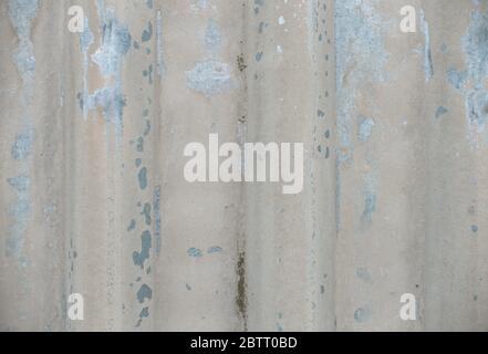 Gebeizte Wellblech verzinkt Textur. Abblätternde Farbe Metallzaunoberfläche Hintergrund Nahaufnahme Stockfoto