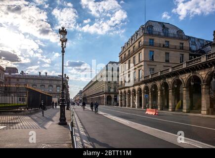 Paris, Frankreich - 14. Mai 2020: Typische Luxusstraße in der Pariser Rue de Rivoli während der Sperrung aufgrund von Covid-19 Stockfoto