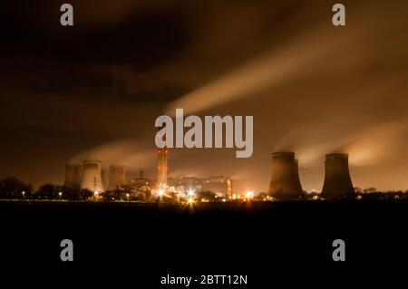 Fiddlers Ferry Power Station Warrington Cheshire bei Nacht im Betrieb mit Rauch oder Dampf steigt aus Schornstein und Kühltürme. November 2019 Stockfoto