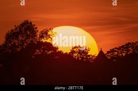 Wimbledon, London, Großbritannien. 26 Mai 2020. Spektakulärer orangefarbener Sonnenuntergang hinter Wimbledon Hill am 65. Tag der Sperrung des Coronavirus. Quelle: Malcolm Park/Alamy Live News. Stockfoto
