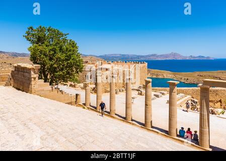 RHODOS, GRIECHENLAND - 14. Mai 2018: Berühmte Akropolis von Lindos Stadt in Rhodos Stockfoto