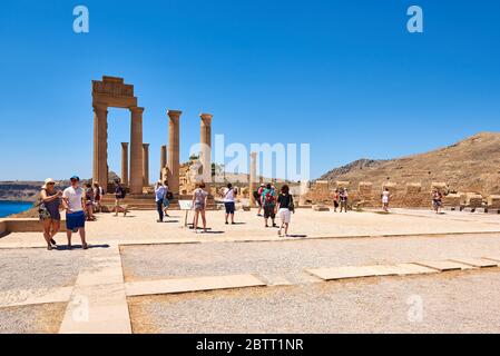 RHODOS, GRIECHENLAND - 14. Mai 2018: Lindos Akropolis, Touristenattraktion auf der Insel Rhodos Stockfoto