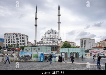 Bagcilar zentrale Moschee. In Istanbul sind aufgrund des Coronavirus leerstehende Plätze im Wiederaufbau. Stockfoto