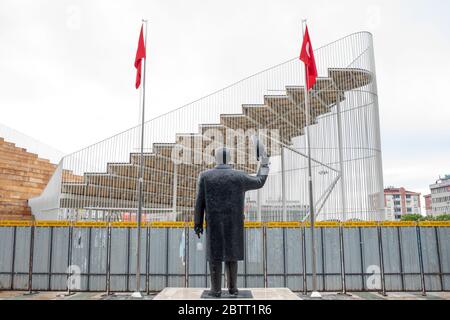 Atatürk Statue auf dem Platz. In Istanbul sind aufgrund des Coronavirus leerstehende Plätze im Wiederaufbau. Stockfoto