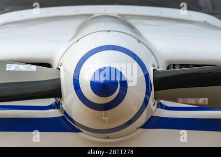 FAIRFORD, ENGLAND - JULI 2018: Nahaufnahme der Spiralkonstruktion auf dem Kegel eines Propellers bei einem Leichtflugzeug mit festem Flügel. Stockfoto