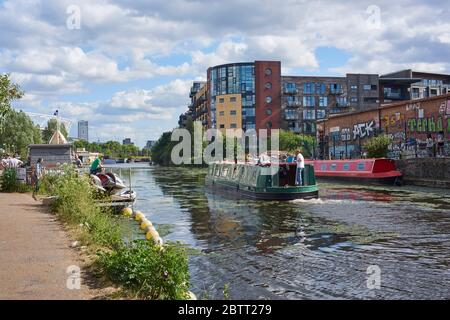 Der Fluss Lea in Hackney Wick, East London UK, mit Schmalbooten und neuen Wohngebäuden Stockfoto