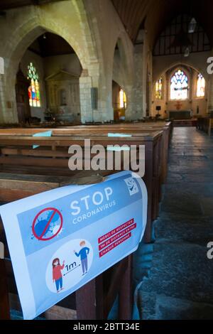 Frankreich, Cher (18), Vierzon, Notre-Dame de Vierzon Kirche. Sanitäre Regeln nach der Genehmigung, religiöse Anbetung nach der Sperrung wieder aufzunehmen, zurückgerufen Kredit: Thierry GRUN - Aero/Alamy Live News Stockfoto