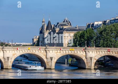 Paris, Frankreich - 14. Mai 2020: Blick auf die Brücke Pont neuf, die älteste Brücke in Paris und die Conciergerie im Hintergrund Stockfoto