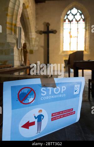 Frankreich, Cher (18), Vierzon, Notre-Dame de Vierzon Kirche. Sanitäre Regeln nach der Genehmigung, religiöse Anbetung nach der Sperrung wieder aufzunehmen, zurückgerufen Kredit: Thierry GRUN - Aero/Alamy Live News Stockfoto