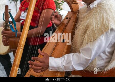 Lucy Pérez Gómez (links) und Tex Andrés López Díaz spielen bei einer Feier der traditionellen Musik von Chamula, einer Gemeinde der Stadt San Cristóbal de las Casas, Mexiko. Sie sind Teil des Yajvalel Vinajel Ensembles, das in der Sprache der Zotsil „Herr des Himmels“ bedeutet. Seit fast 11 Jahren spielt und sensibilisiert das Ensemble diese musikalische Tradition. (Marissa Revilla, GPJ Mexiko) Stockfoto