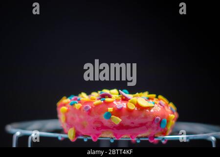 Rosa Donuts mit Späne in vielen Farben Stockfoto