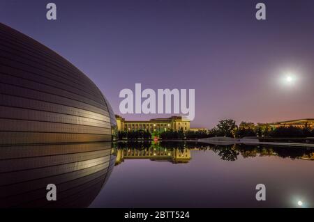 Peking / China - 7. Juni 2015: Das Nationale Zentrum für darstellende Kunst, umgangssprachlich als Riesenei bezeichnet, ist ein Kunstzentrum mit einer Oper Stockfoto