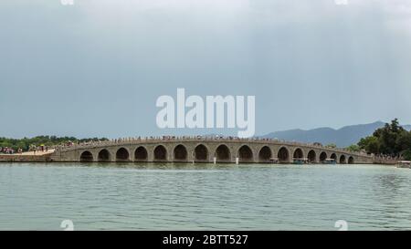 Peking / China - 6. Juni 2015: 17-Bogen-Brücke (Shiqikong Qiao) im Sommerpalast in Peking, China Stockfoto