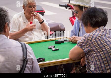 Peking / China - 21. Juni 2015: Menschen spielen Dominosteine auf der Straße in Peking, der Hauptstadt Chinas Stockfoto