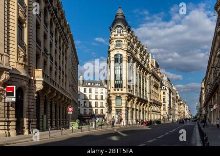 Paris, Frankreich - 14. Mai 2020: Typische haussmann-Gebäude in Paris am rechten Ufer der seine (Reumur-Straße) während der Eindämmungsmaßnahmen d Stockfoto