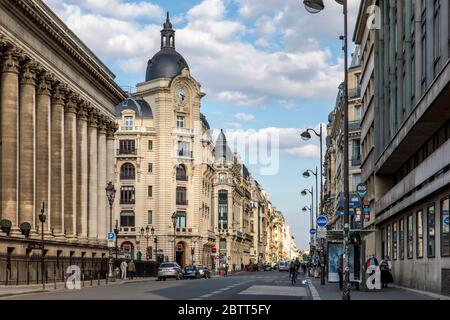 Paris, Frankreich - 14. Mai 2020: Haussmann-Gebäude in der Straße Reumur und Säule des Palais Brongnard im Vordergrund in Paris Stockfoto