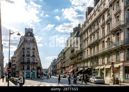 Paris, Frankreich - 14. Mai 2020: Typische haussmann-Gebäude in Paris am rechten Ufer der seine (Reumur-Straße) während der Eindämmungsmaßnahmen d Stockfoto