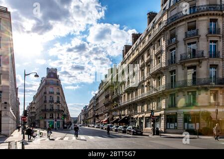 Paris, Frankreich - 14. Mai 2020: Typische haussmann-Gebäude in Paris am rechten Ufer der seine (Reumur-Straße) während der Eindämmungsmaßnahmen d Stockfoto