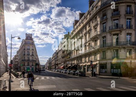 Paris, Frankreich - 14. Mai 2020: Typische haussmann-Gebäude in Paris am rechten Ufer der seine (Reumur-Straße) während der Eindämmungsmaßnahmen d Stockfoto