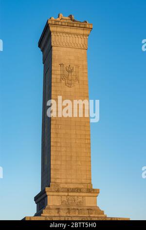 Peking / China - 26. November 2015: Das Denkmal für die Volkshelden auf dem Platz des Himmlischen Friedens in Peking, errichtet zu Ehren der Märtyrer des Revolutios Stockfoto