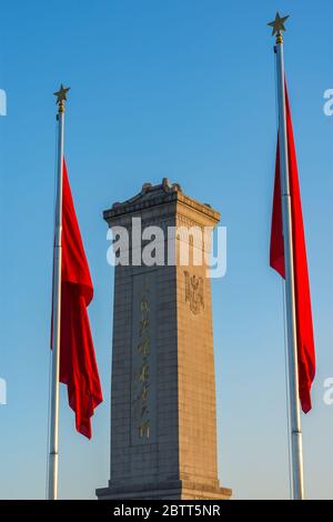 Peking / China - 26. November 2015: Das Denkmal für die Volkshelden auf dem Platz des Himmlischen Friedens in Peking, errichtet zu Ehren der Märtyrer des Revolutios Stockfoto