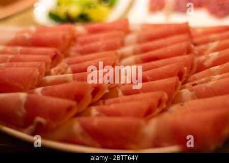 Dünne Scheiben Rindfleisch, bereit, in heißen Topf gekocht werden, beliebte chinesische Gericht Stockfoto