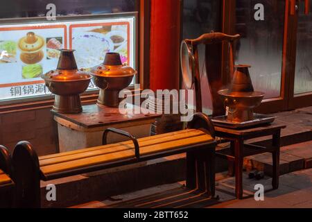 Peking / China - 26. Dezember 2015: Heiße Töpfe kühlen vor dem Restaurant in der alten Qianmen Straße, berühmt für zahlreiche traditionelle Restaurant Stockfoto