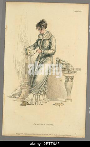 Kutschenkleid. Forschung in ProgressFrau steht gegen einen Tisch, liest einen Brief. Sie trägt einen blassblauen Pelzmantel über einem weißen Kleid. Ein Hut auf dem Tisch, rechts. Titel und Name des Herausgebers unten. Stockfoto