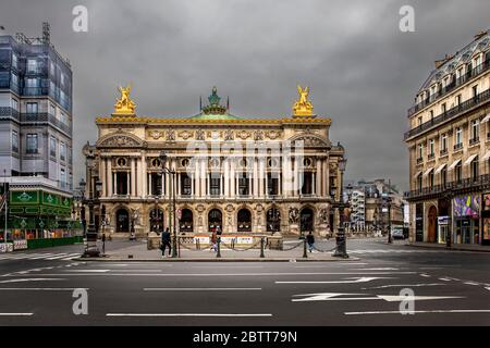 Paris, Frankreich - 17. März 2020: 1. Tag der Eindämmung wegen Covid-19 vor der Opéra Garnier in Paris Stockfoto