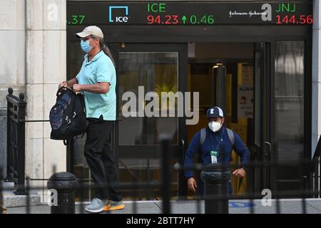 Trader verlassen die New Yorker Börse in New York, USA, am 26. Mai 2020. Die New York Stock Exchange NYSE hat ihr Icon teilweise wieder eröffnet Stockfoto