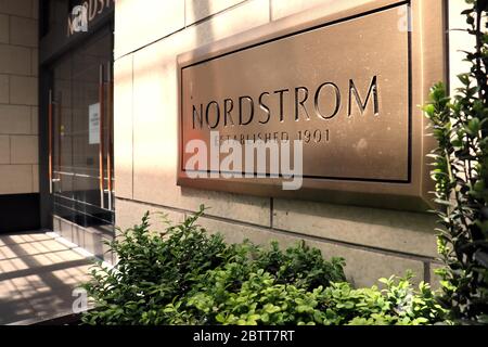 Seattle, WA, USA. Mai 2020. Das Nordstrom-Schild ist an der Vorderseite des Flagship-Stores des Unternehmens in Seattle zu sehen.der Luxushändler wird voraussichtlich bald seine ersten Quartalserlöse melden. Aufgrund der COVID-19-Pandemie sind viele Standorte des Unternehmens geschlossen. Kredit: Toby Scott/SOPA Images/ZUMA Wire/Alamy Live News Stockfoto