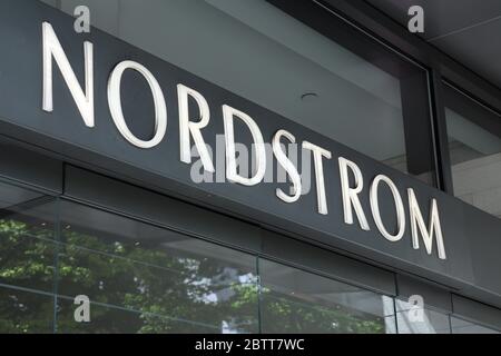 Seattle, WA, USA. Mai 2020. Das Nordstrom-Schild ist an der Vorderseite des Flagship-Stores des Unternehmens in Seattle zu sehen.der Luxushändler wird voraussichtlich bald seine ersten Quartalserlöse melden. Aufgrund der COVID-19-Pandemie sind viele Standorte des Unternehmens geschlossen. Kredit: Toby Scott/SOPA Images/ZUMA Wire/Alamy Live News Stockfoto