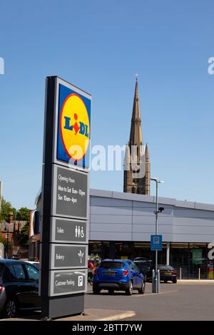 Lidl Supermarkt Parkplatz und Schild mit St. Wulframs Kirche Turm dahinter. Grantham, Lincolnshire, England. Mai 2020 Stockfoto