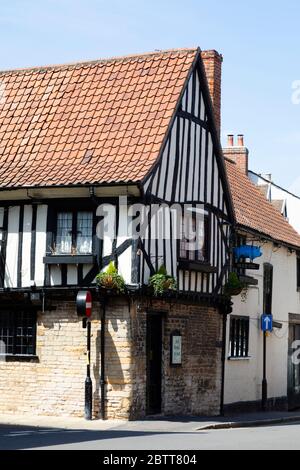 The Blue Pig Public House, Vine Street, Grantham, Lincolnshire, England. Elisabethanische Fachwerkarchitektur. Mai 2020 Stockfoto