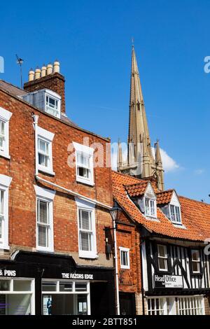 Vine Street, die in Richtung St Wulframs Pfarrkirche, Grantham, Lincolnshire, England. Mai 2020 Stockfoto