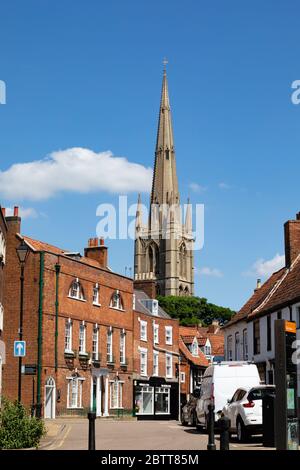 Vine Street, die in Richtung St Wulframs Pfarrkirche, Grantham, Lincolnshire, England. Mai 2020 Stockfoto