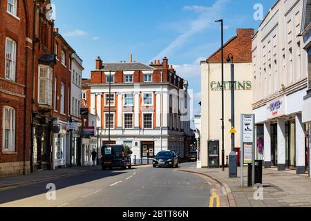 Blick nach Norden entlang Watergate, die High Street, Grantham, Lincolnshire, England. Mai 2020 Stockfoto